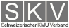 Logo des Schweizerischen KMU-Verbandes, mit grossen weissen Buchstaben "SKV" in grauen Kästen und darunter der vollständige Name in schwarzer und oranger Schrift.
