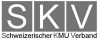 Logo des Schweizerischen KMU-Verbandes, mit grossen weissen Buchstaben "SKV" in grauen Kästen und darunter der vollständige Name in schwarzer und oranger Schrift.